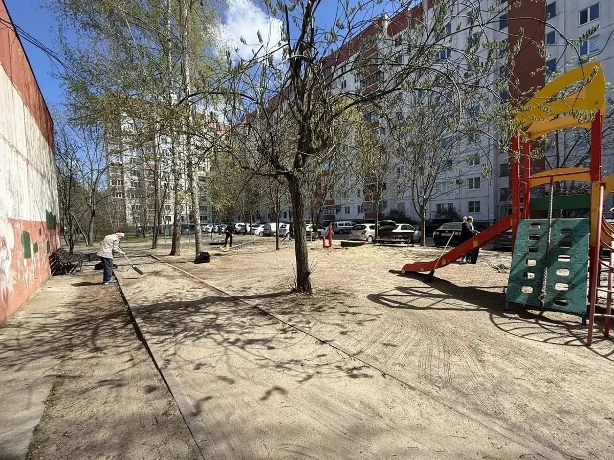 УК «Дипломат» провела общегородской субботник на придомовых территориях