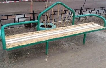 УК «Дипломат» выполнила ремонт лавочек у дома №21 на ул. Куцыгина