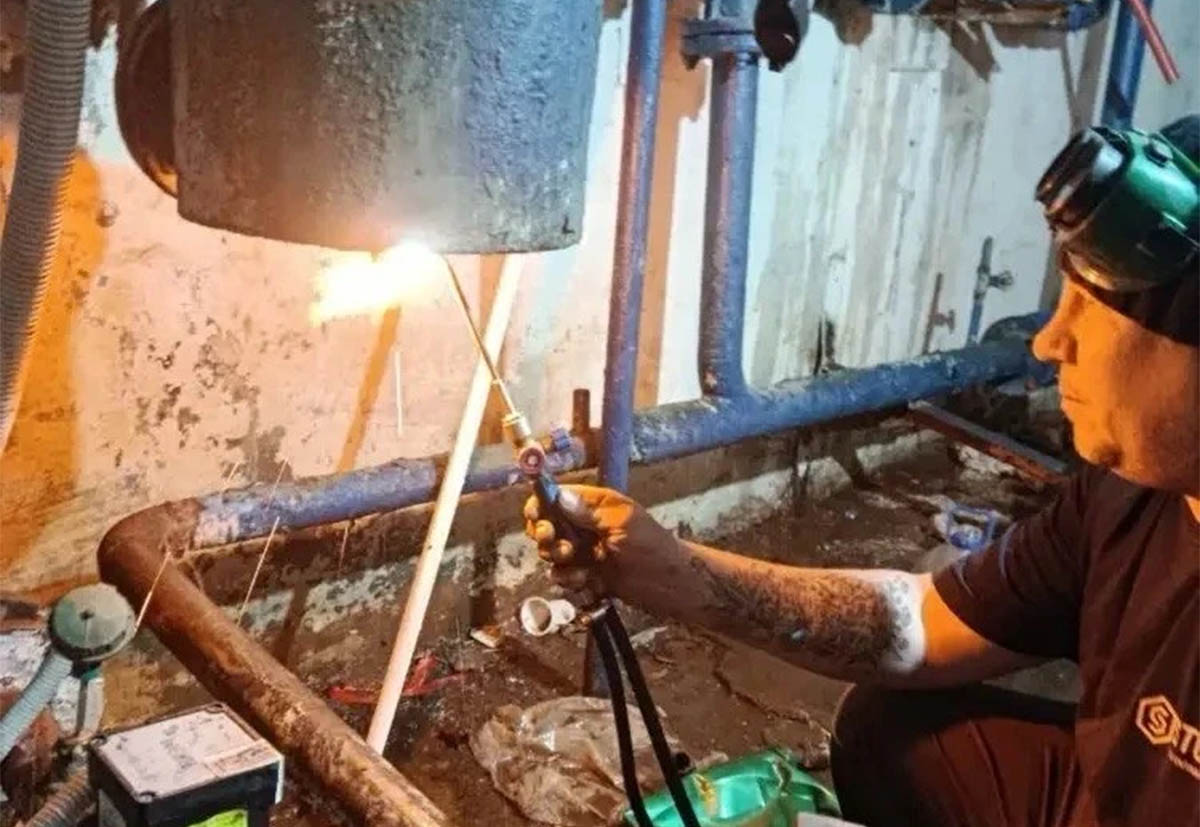 УК «Дипломат» выполнила сварочные работы на узле отопления в доме №50/5 на ул. Южно-Моравской