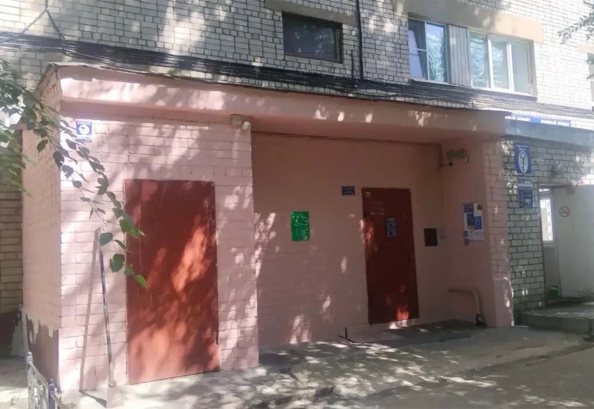 УК «Дипломат» выполнила окрашивание входных групп в доме №132 на ул. Чапаева