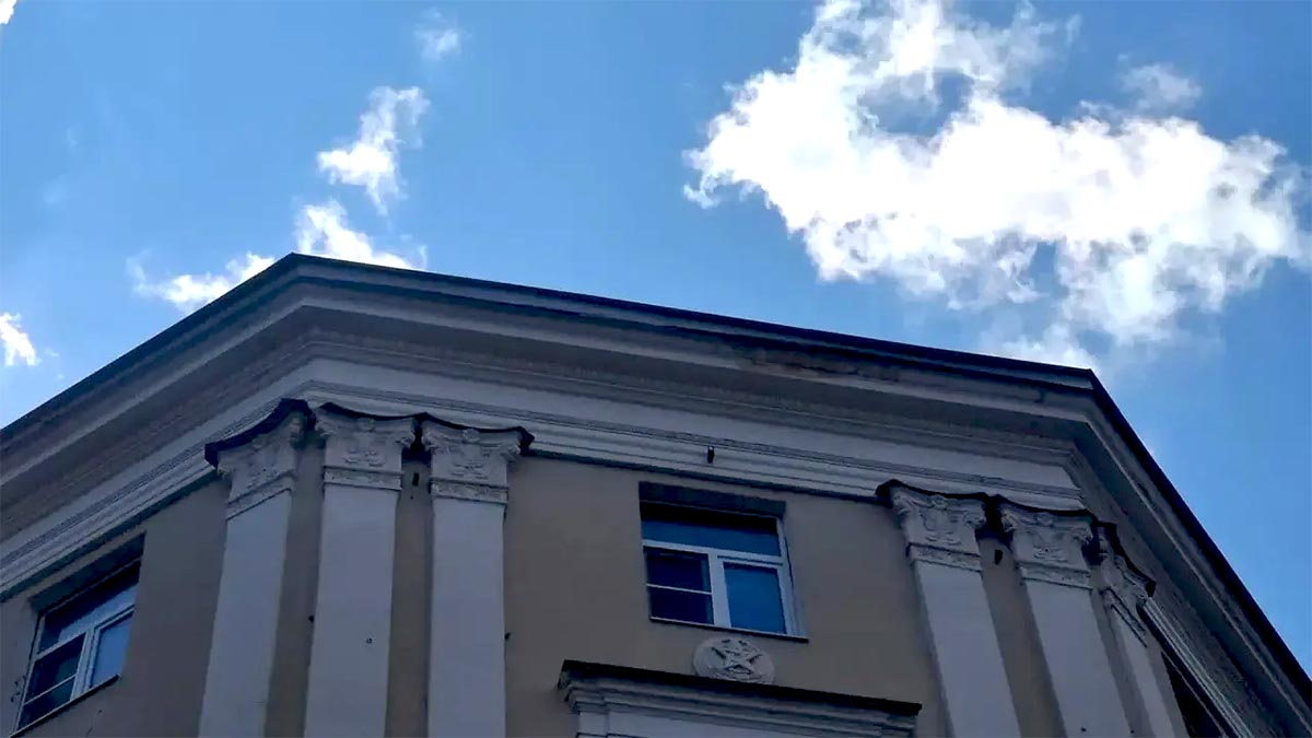 УК «Дипломат» выполнила ремонт карниза в доме №3 на площади Ленина