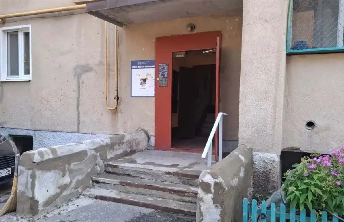 УК «Дипломат» отремонтировала ступени входных групп в доме №27 на ул. Красноармейской
