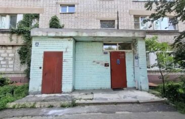 УК «Дипломат» выполнила ремонт входных групп в доме №132 на ул. Чапаева