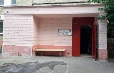 В подъездах дома №126 на ул. Чапаева специалисты УК «Дипломат» обновляют входные группы