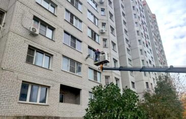 УК «Дипломат» выполнила замену лампочки на фасаде дома № 11Б на ул. 121-й Стрелковой Дивизии